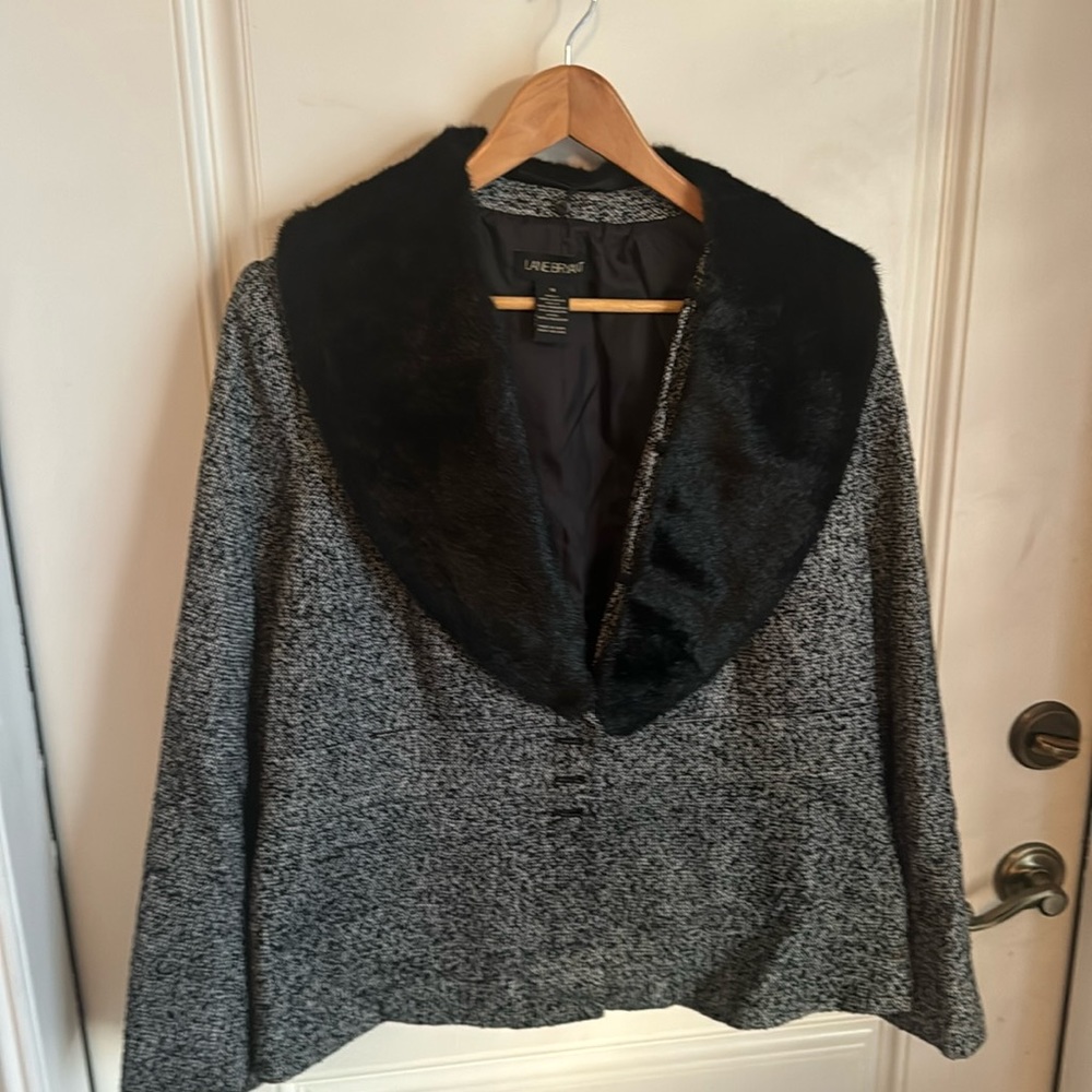 Tweed Black & White Lane Bryant Jacket w/Detachable Faux Fur Collar in Size 16.